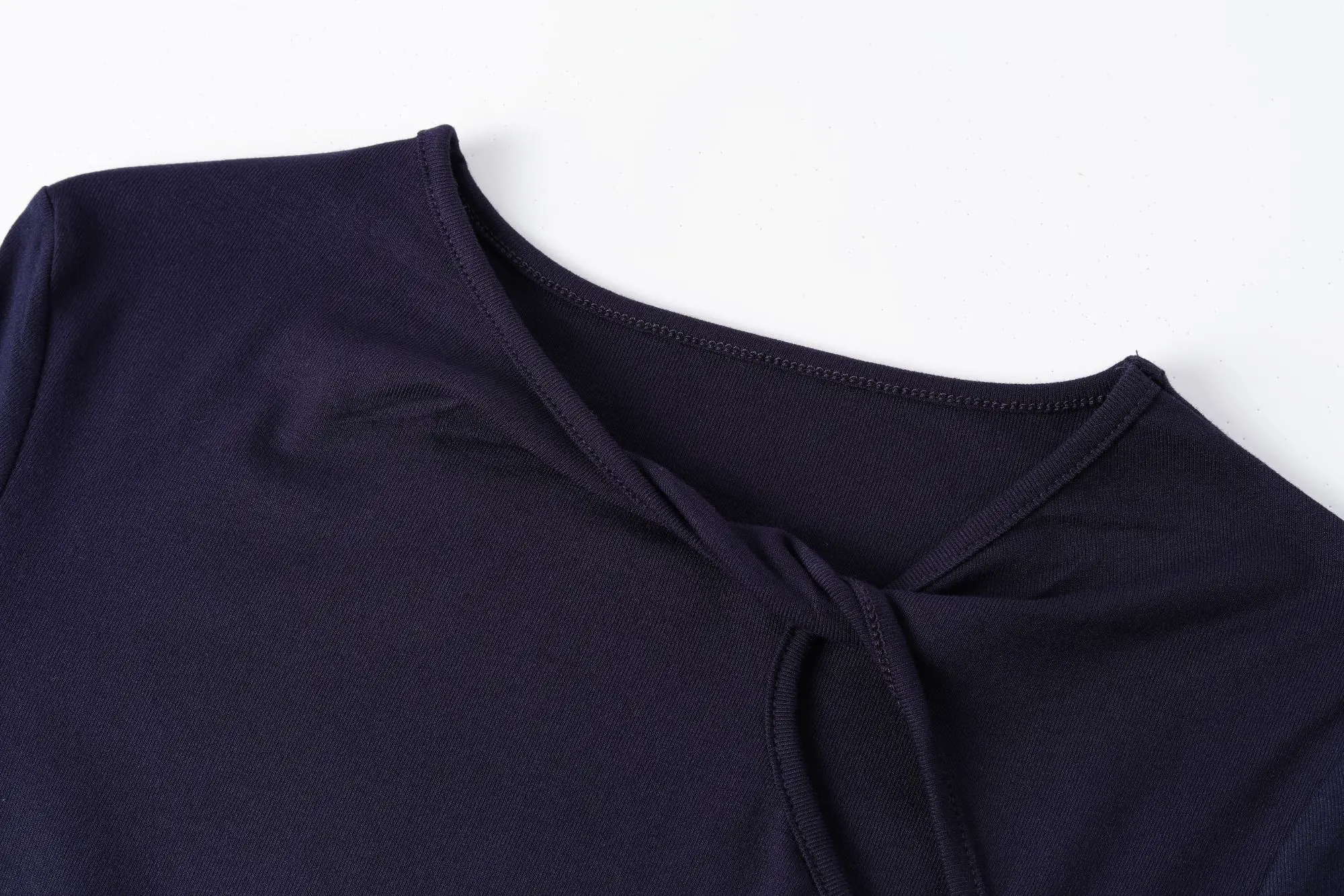 Koreanischer Stil Damen Herbst T-Shirt mit gedrehtem Ausschnitt, langen Ärmeln, schrägem Halsausschnitt, schmal geschnitten, gerippt, elegant, lässig, zum Überziehen geeignet. – Detail 5