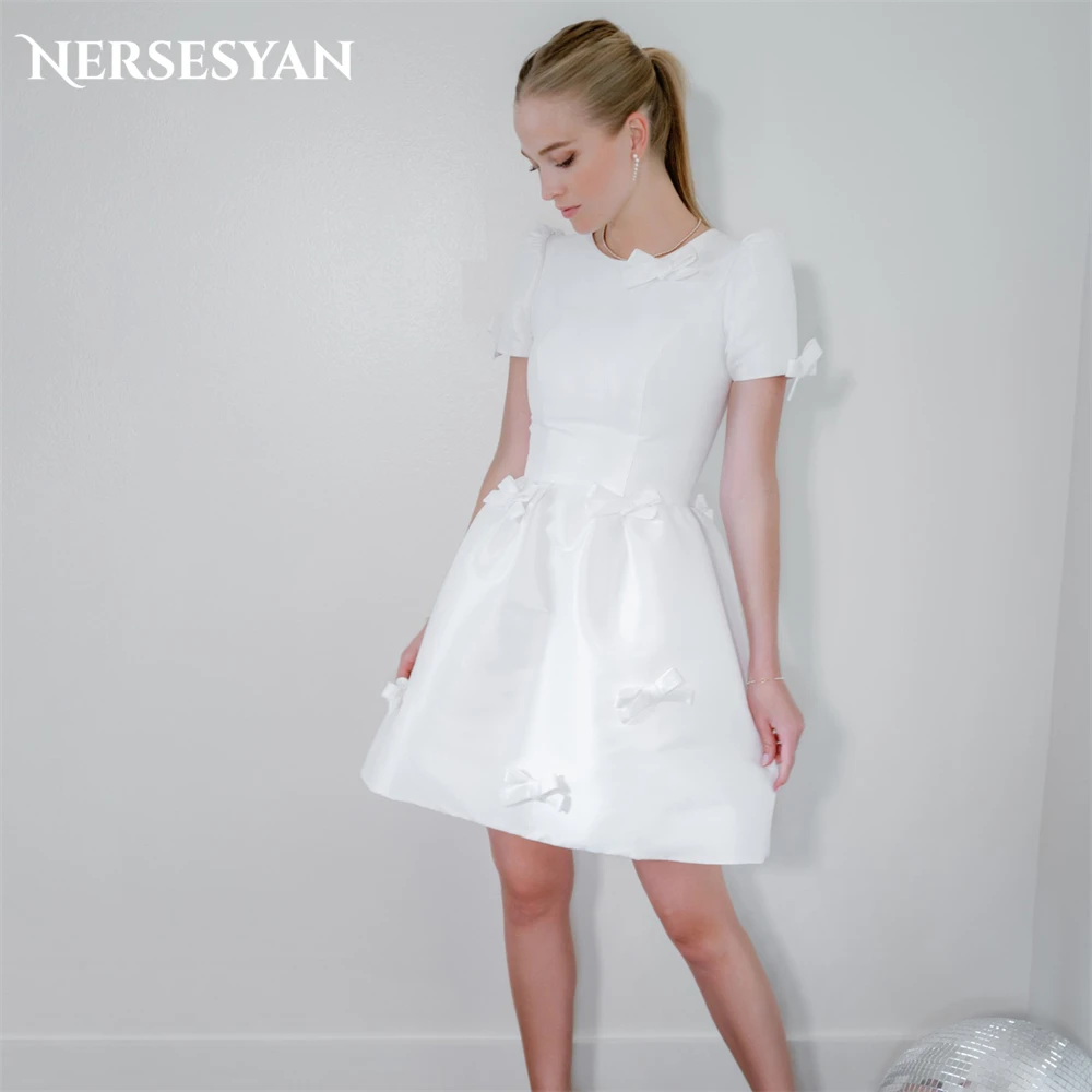 

Nersesyan Elegant Satin Pure Bow Wedding Dresses A-Line Short Cap Sleeves O-Neck Bridal Gowns Mini robe de mariée 2024 웨딩드레스