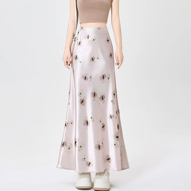 mulheres no verão, cintura alta e sensação caída, saia evasê que cobre os quadris e envolve os quadris, saia de comprimento médio