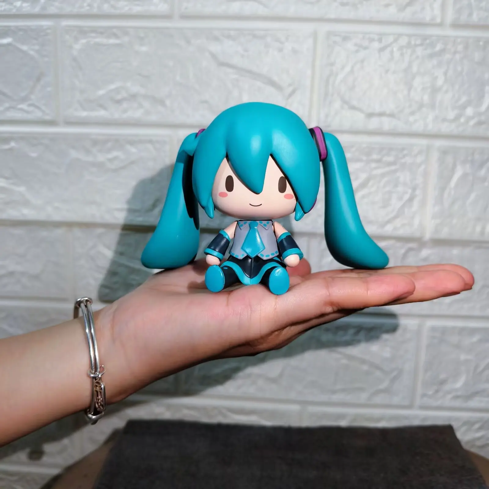Hatsune Miku FuFu لطيف Q نسخة يجلس التعبير المزدوج سطح المكتب دمية حالة الديكور اليدوية لعبة الشكل لهواة الجمع