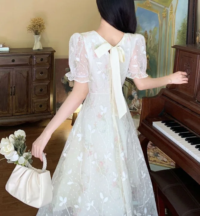 Jurk met vierkante hals in Franse stijl voor de zomer van 2025, nieuwe high-end dunne taille afslankende temperament a-lijn bloemen mesh-jurk