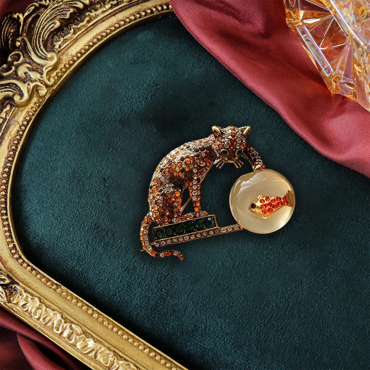 Vintage full diamond cat fish playing brooch, antique gold animal brooch, light luxury niche accessory