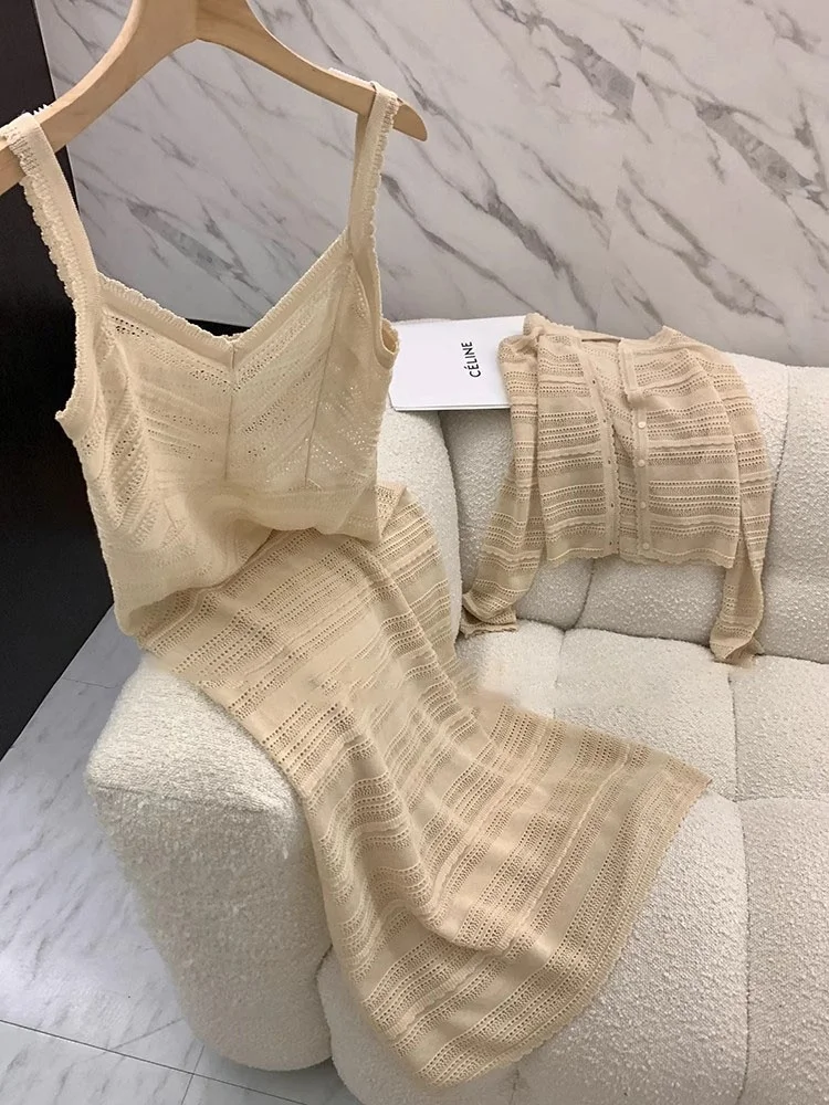 

Женский комплект из двух предметов: вязаное платье макси с V-образным вырезом, ажурными элементами, длинными рукавами, летнее, повседневное, приталенное, и топ на бретельках.