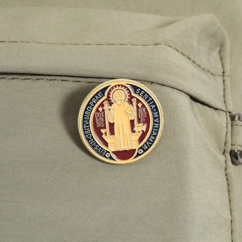 Vintage-Abzeichen mit religiösem Motiv der Jungfrau Maria und des Heiligen Benedikt, Emaille-Abzeichen, christliche Zitate, Anstecknadeln, Metallbroschen als Geschenk für Gläubige. – Detail 3