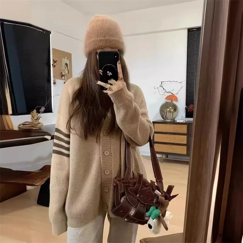 เสื้อคลุมไหมพรมคอวีลายทางสีสันสดใส สไตล์เกาหลีใหม่ ทรงหลวม สไตล์ลำลองสำหรับผู้หญิง ฤดูใบไม้ร่วง ฤดูหนาว