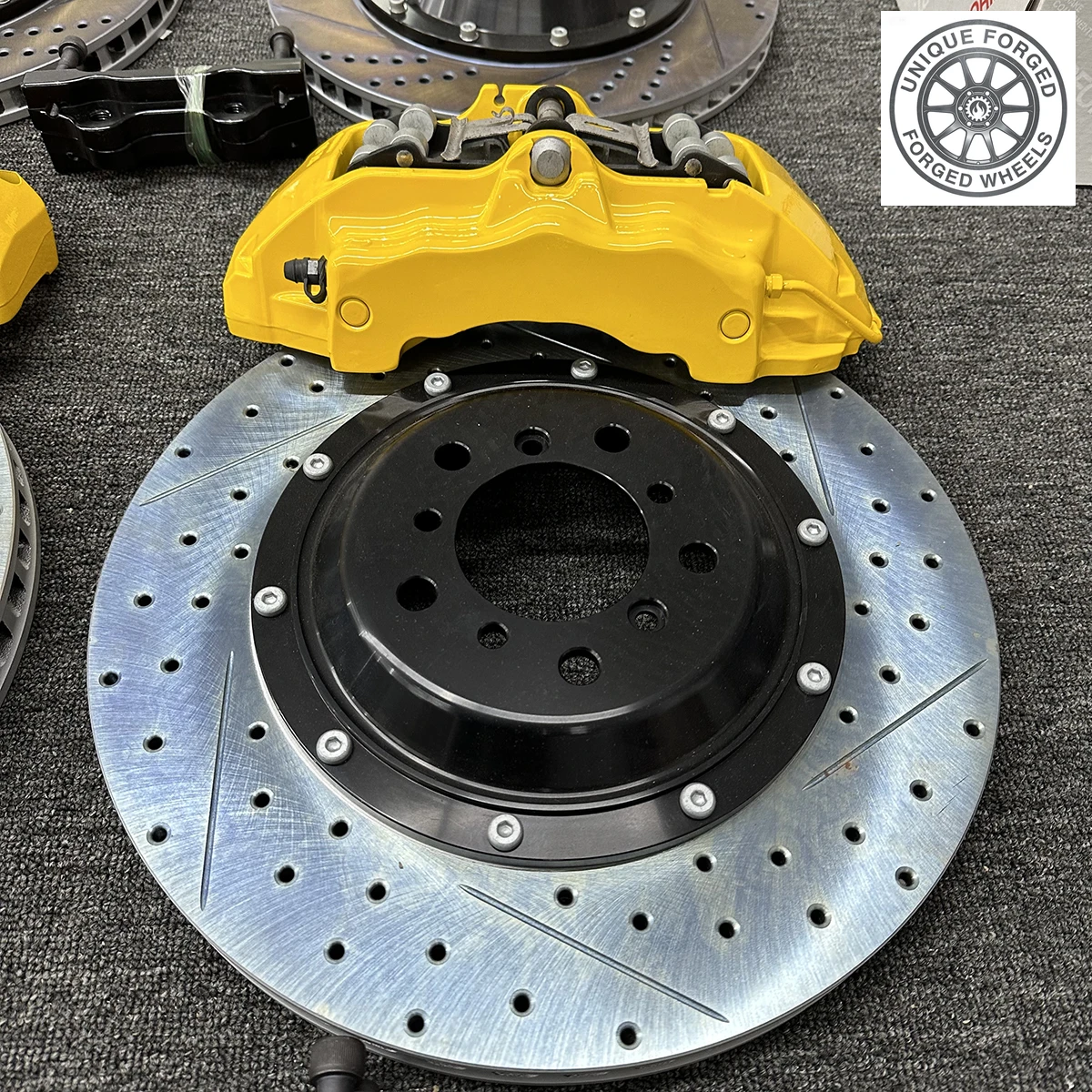 

Комплект больших тормозных суппортов Direct Bolt-on Directly 18Z с 4-поршневыми и 6-поршневыми суппортами