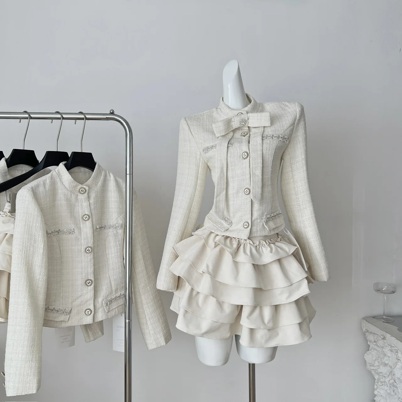 

Осенний французский модный комплект из 2 предметов, женский однобортный пиджак + мини-юбка с тортом, тяжелый элегантный повседневный комплект 2025