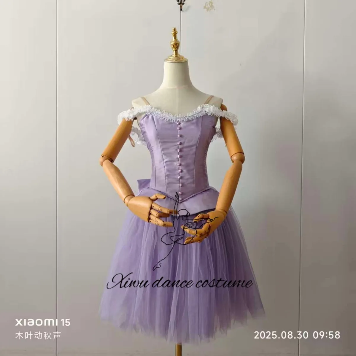   Pastelowa fioletowa sukienka baletowa z odkrytymi ramionami