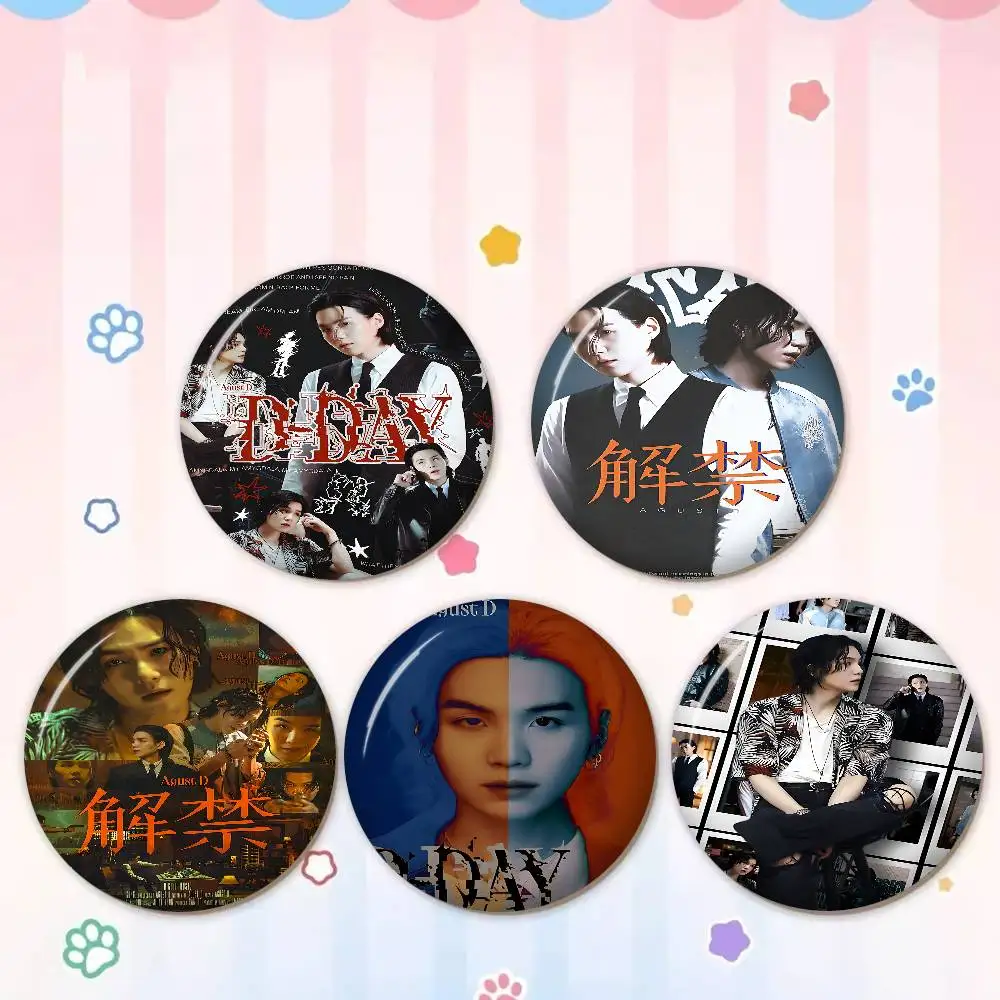 S-Suga Kpop A-Agust D Broche de Metal com Botão Macio e Ícone Impresso Brilhante, Presente para Amigos, Distintivo, Broche de Gola, Alfinete de Lapela