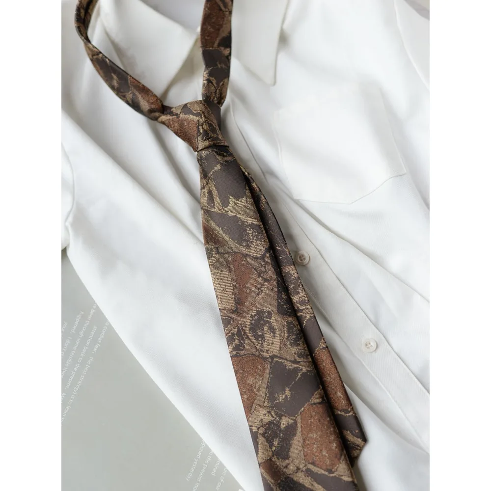 Textura de pedra exuberante gravata com nó à mão cor café roxo high-end sensação padrão escuro versátil camisa jk para mulheres e homens artístico