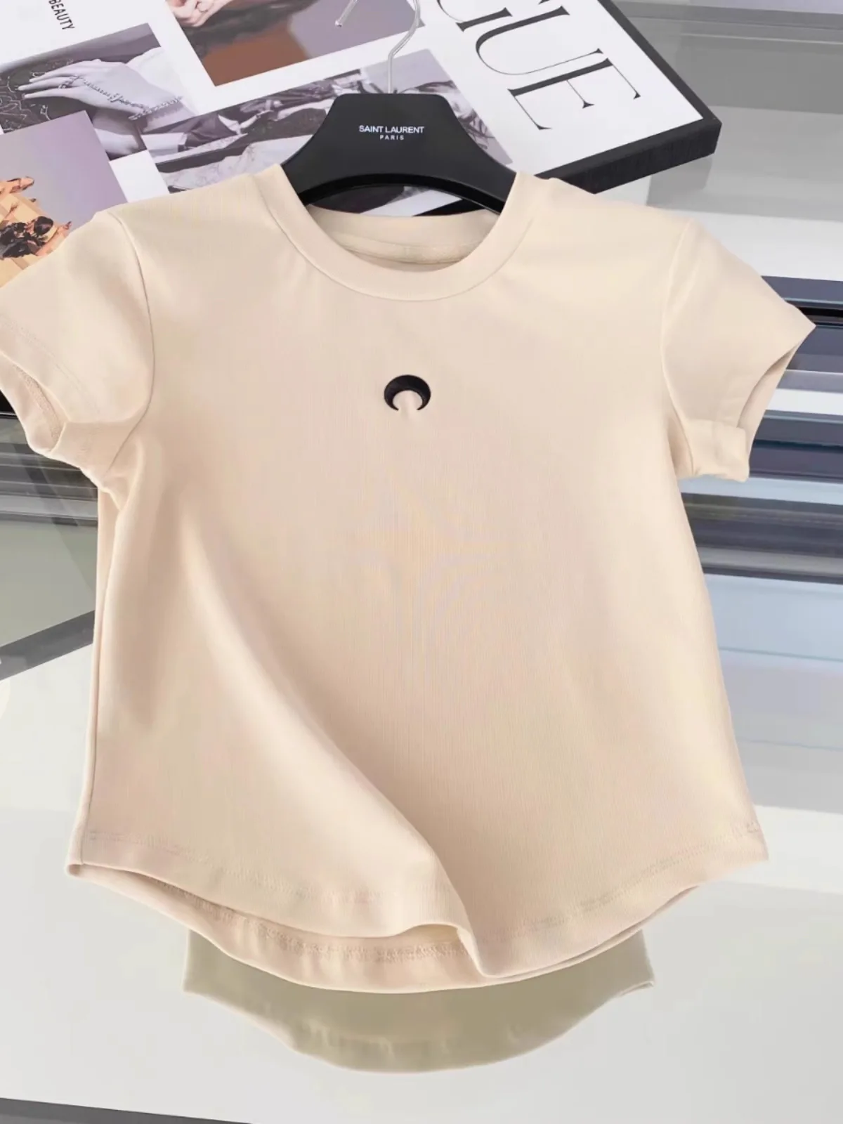 

Solid Color T Shirt Women Summer New Street Wear Classic Fashion Moon Embroidery Short Sleeve Versatile Slim Fit Curved Hem Top