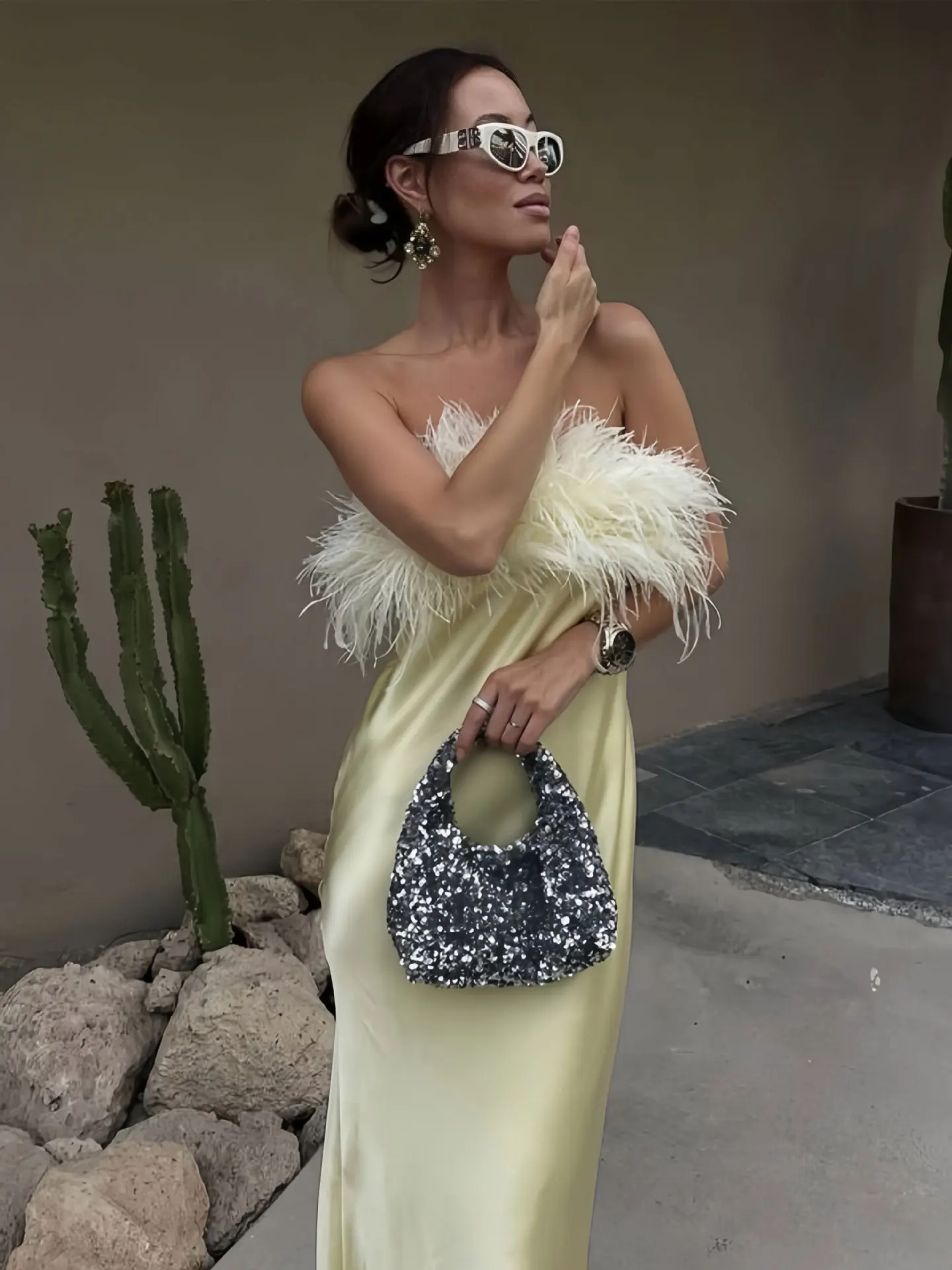 

Women's Feather Strapless Dress Fashionable Sleeveless Backless Satin High Waisted Dresses 2026 Party Banquet Women's Gown