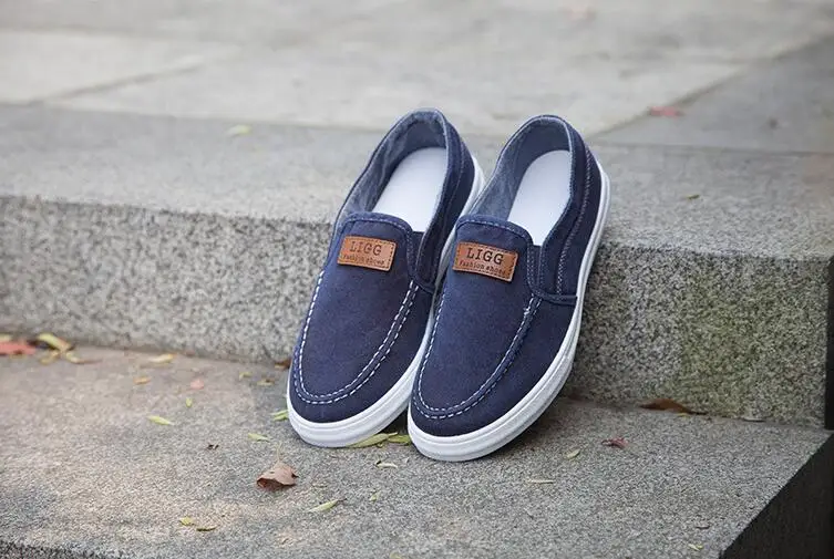 Sepatu kasual pria bersirkulasi kanvas Denim Sneakers pria berjalan datar musim semi musim panas ringan Slip-on sepatu loafer pria