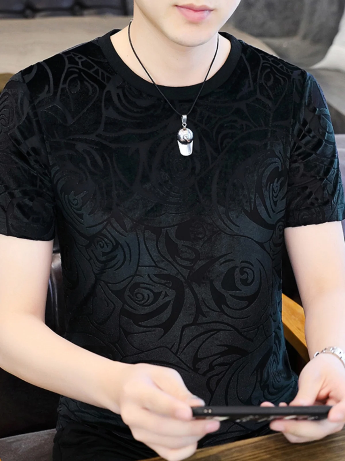 

Summer 2025 Men's Ice Silk Hollow out ort Sve T-irt Velvet round Ne Faionable Embroidery Body irt Polyester Fiber