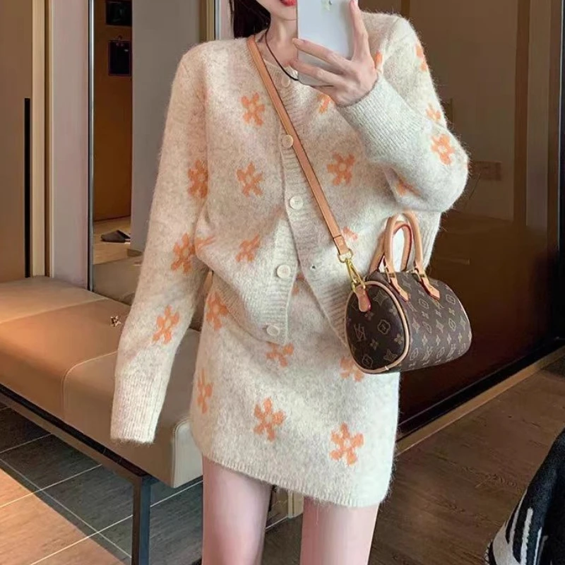 Autumn New Knitted Suit Femininity Flower Cardigan Skirt Two-piece Set 2025 Autumn and Winter New 3