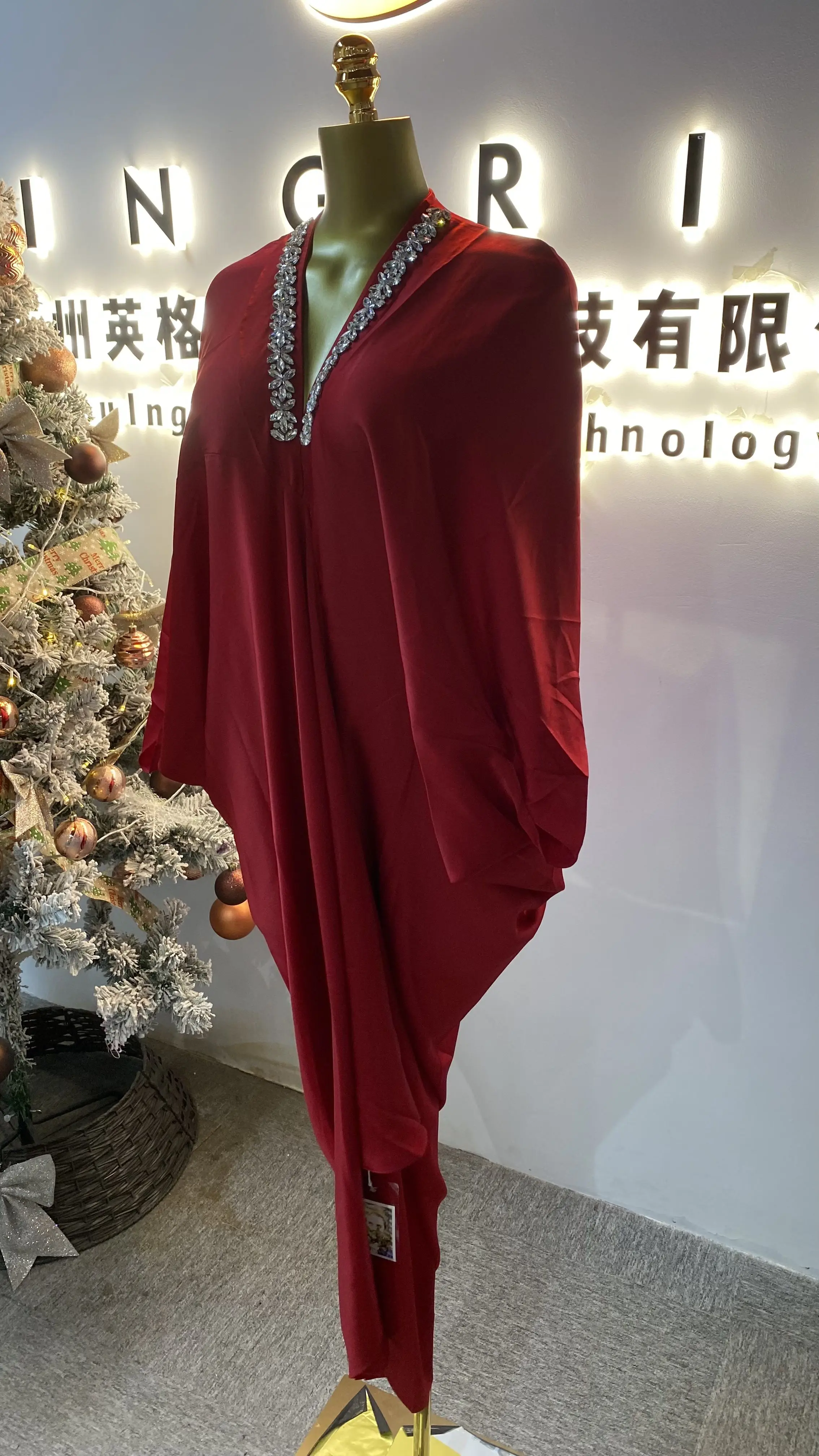 أحدث تصميم للسيدات بأكمام ثلاثة مواسم ورقبة على شكل حرف V وأزرار سفلية مطبوعة وبنطلون فضفاض مكون من قطعتين-GZXX083