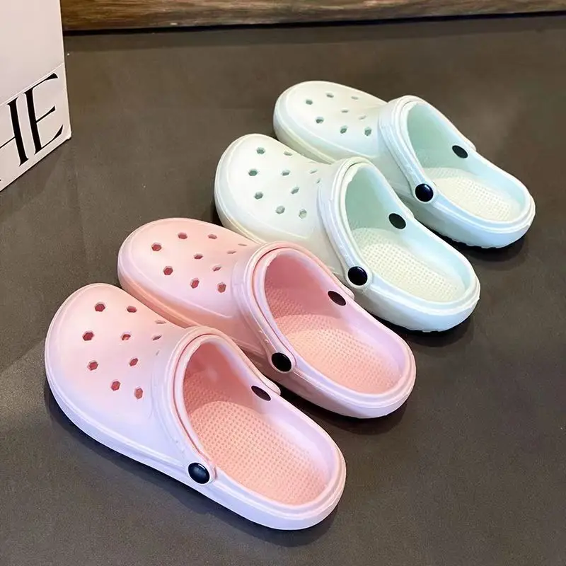 Zuecos de mujer, zapatillas de verano, zapatos ligeros de EVA suaves para el hogar, sandalias de caramelo para niñas, zapatos de playa antideslizantes, zapatos de jardín de suela gruesa