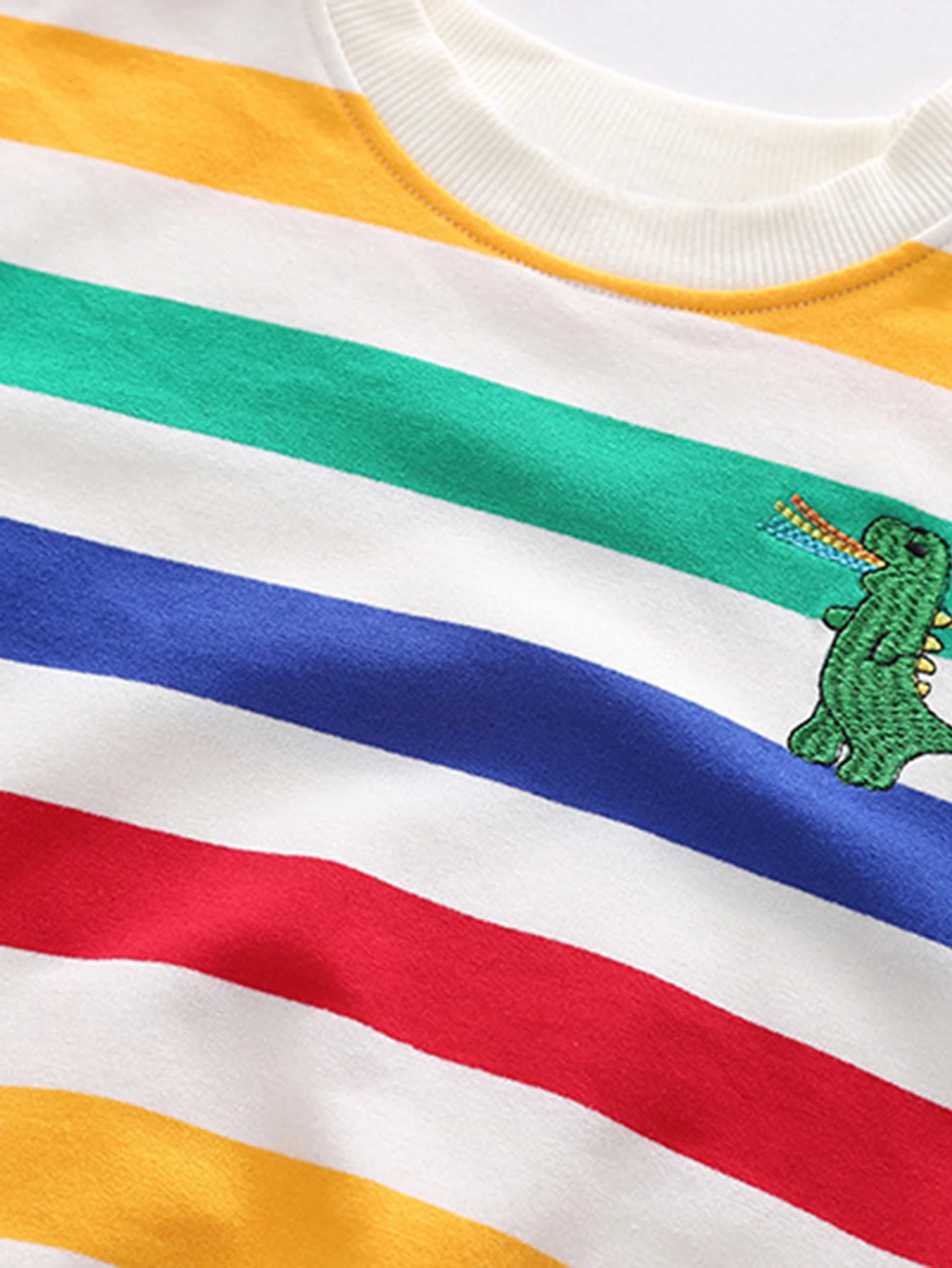 Klassisches Kinder-Set mit langen Ärmeln und langen Hosen, gestreiftes Dinosaurier-Muster, bestickt – Tasche nicht enthalten – Detail 3