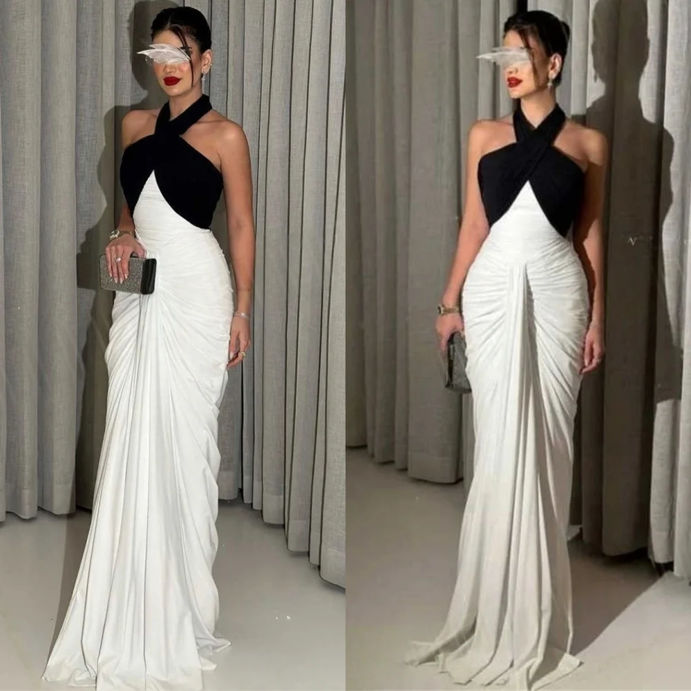 

Черно-белое вечернее платье из джерси по индивидуальному заказу. Изысканное платье для выпускного вечера с лямкой на шее. Часовня со шлейфом и молнией сзади.