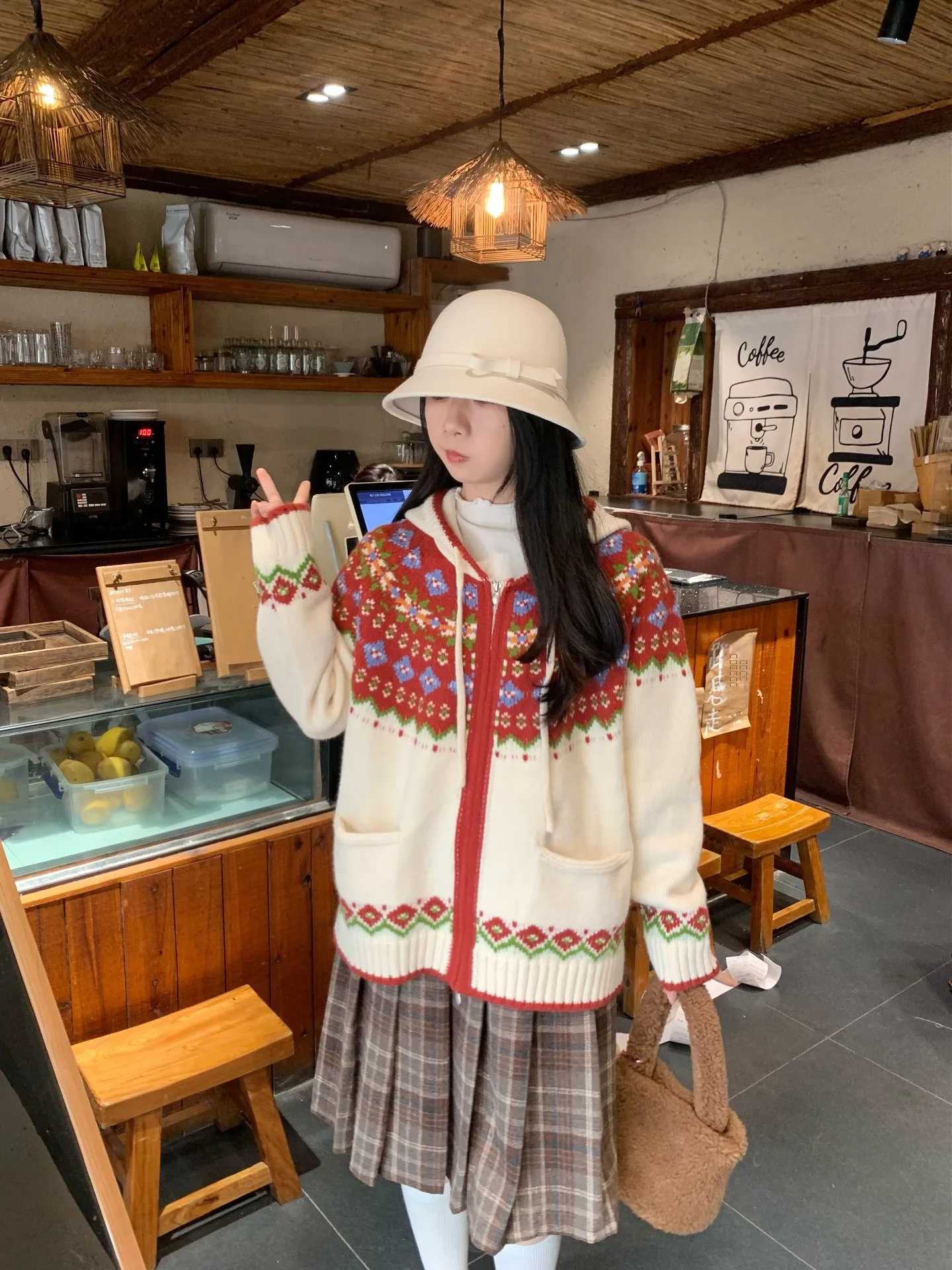 

Коллекция Galaxy Step Cisas: Ретро-кардиган из мягкого красного трикотажа, новогодняя атмосфера, повседневная одежда для города