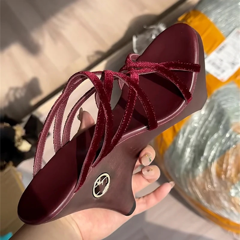 Summer New Design Sensual Chinese Style Wood Clog High Heels Women's Open Toe Sandals Outdoor Wear Slope Heel Fashionable Lad...