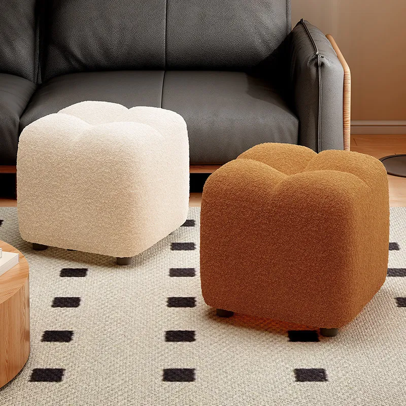 Petit pouf en laine d'agneau - Coussin d'assise moelleux pour canapé, salon et entrée, repose-pieds doux et tabouret pour changer de chaussures