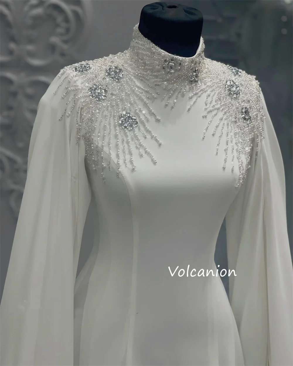 فساتين طويلة مخصصة أنيقة من الشيفون مطرزة بالخرز على شكل حرف a وياقة عالية مناسبة حسب الطلب على الطراز الصيني البسيط