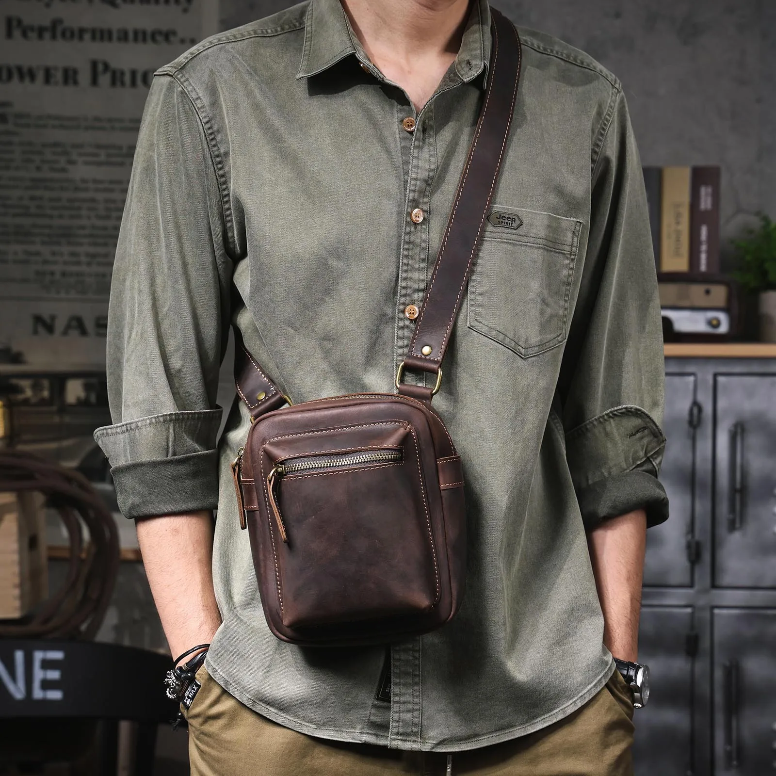 Echte Leder Herren-Freizeit-Umhängetasche, Mini-Handytasche, Crossbody-Tasche, Modische Rindsleder-Brusttasche aus Crazy Horse Leder – Detail 4
