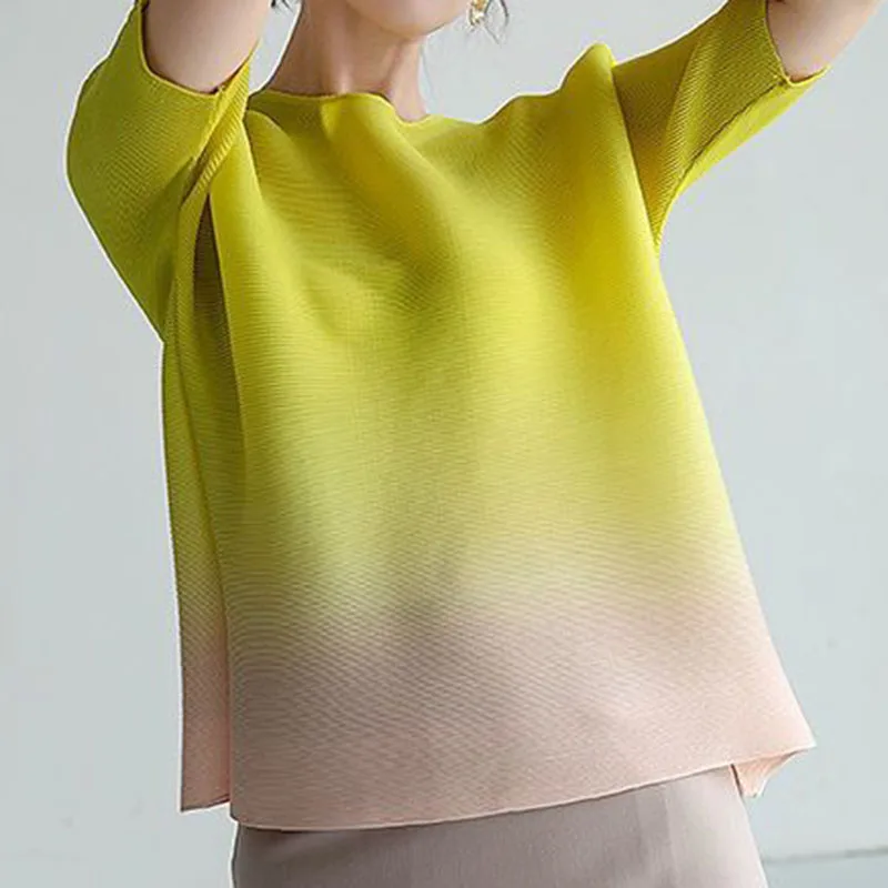 Miyake Japanese-style gradient pleated T-shirt female summer new loose short fashion temperament small shirt Joker simple top.
