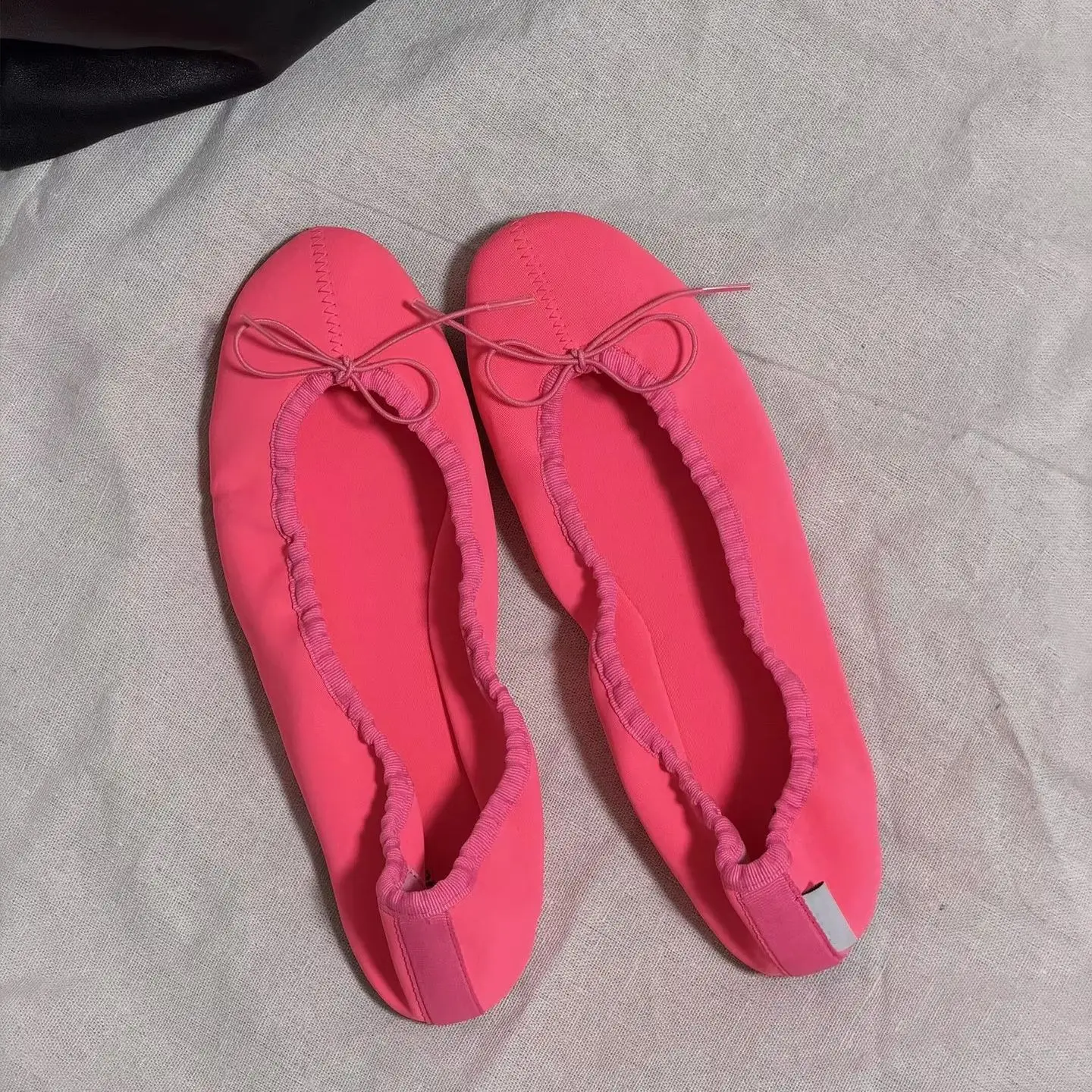 chaussures-plates-de-ballet-en-cuir-souple-de-haute-qualite-pour-femmes-avec-nœud-decoratif-pliables-a-bord-plisse-a-enfiler-confortables-et-decontractees-ideales-pour-le-bureau