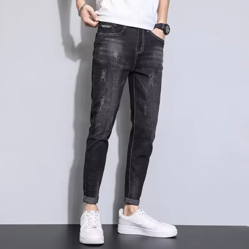 جينز رجالي موضة ربيع وخريف 2025 ممزق بقصة ضيقة سروال قصير ضيق الساق يومي غير رسمي يسمح بمرور الهواء ملابس الشارع الشهير