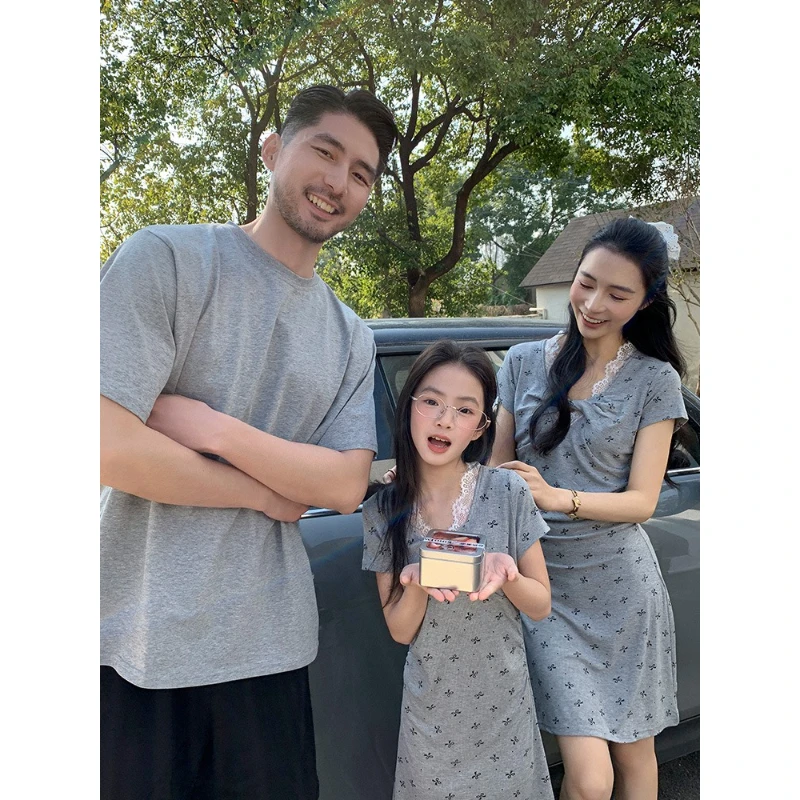 

2026 Summer Grey Floral Mom Daughter Dress Dad Son T Shirt Lace V Neck Family Matching 3P Casual Cute Bow Print Vacation Outfits