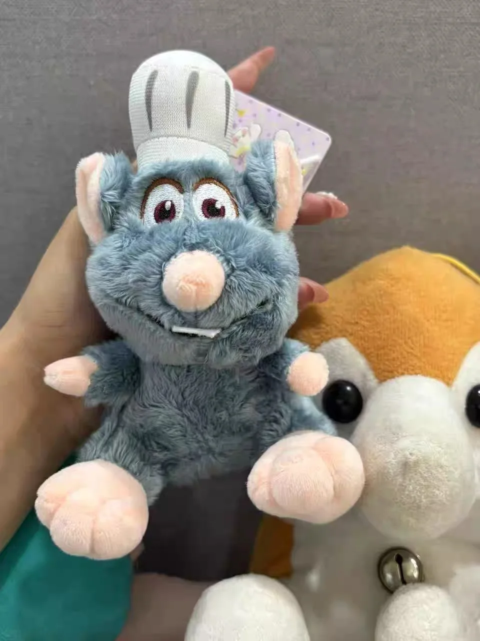 ตุ๊กตาดิสนีย์มิวส์คุกกี้เมาส์ ตุ๊กตาขนนุ่ม พวงกุญแจ ตุ๊กตาตกแต่งกระเป๋าเป้ จี้ห้อยน่ารัก ตุ๊กตาเชฟเมาส์ ของขวัญวันเกิด ของเล่น