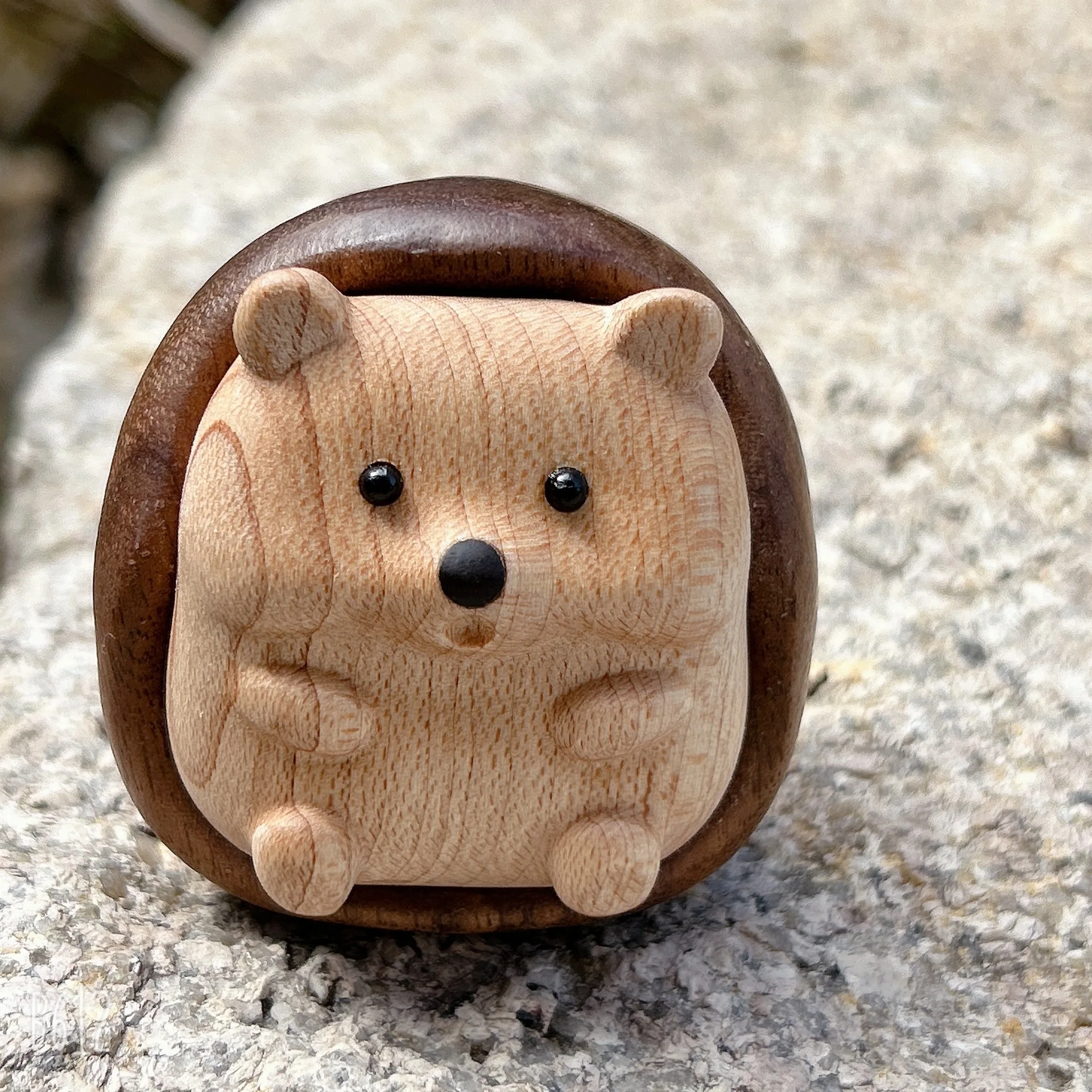 

Cute Hedgehog Statue Solid Wood Splicing Crafts Wooden Animals figure book nook Decor For home interior decoration Figurine
