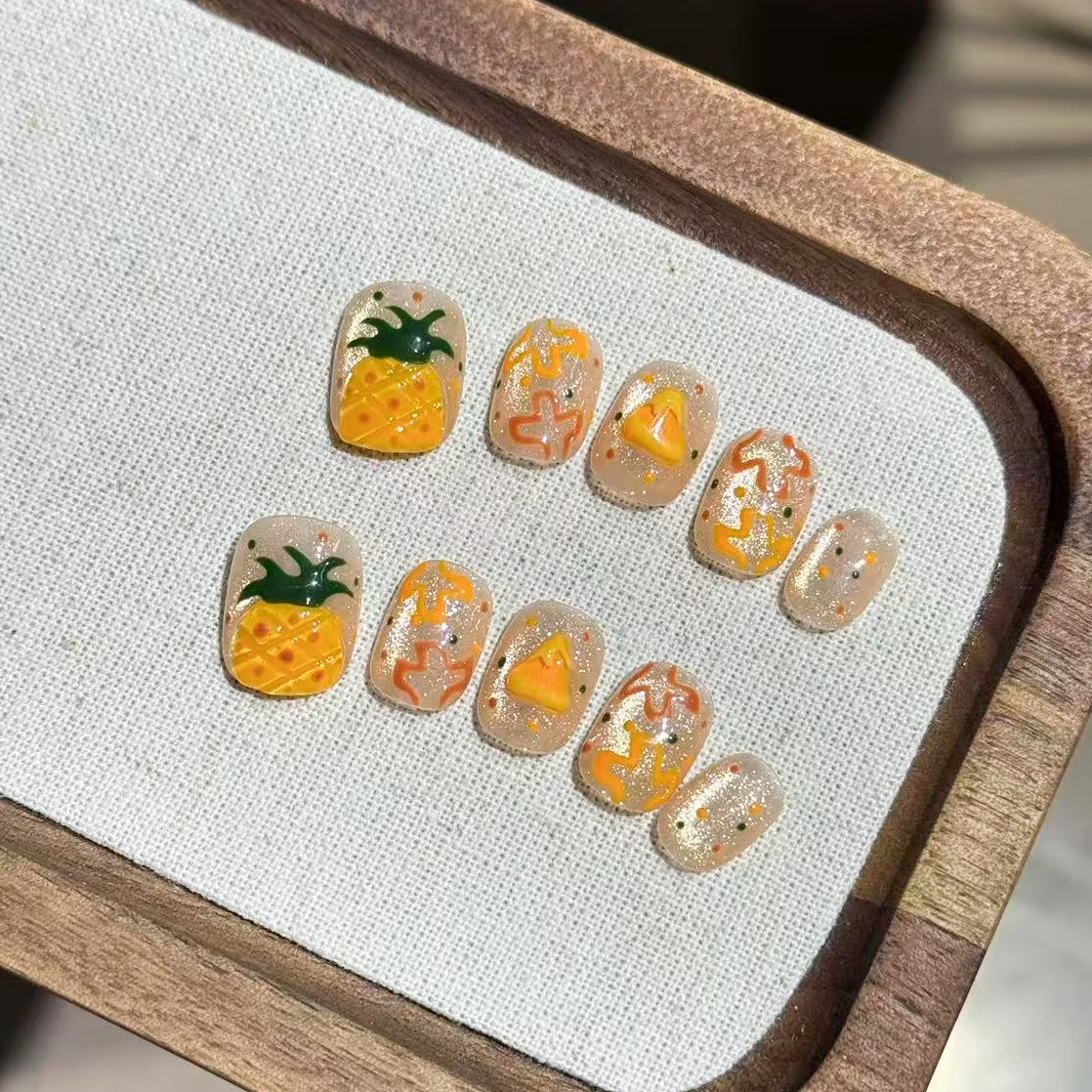 

10 шт. милых накладных ногтей ручной работы с ананасами и клубникой, короткие овальные, с эффектом кошачьего глаза, модные накладные ногти, типсы для маникюра, готовые к использованию
