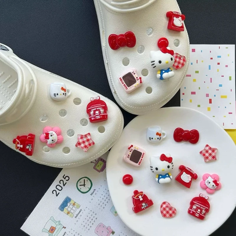 

Новые стильные украшения для обуви Hello Kitty с красными бантиками, 11 шт., для сабо и садовых туфель, подарки для мальчиков и девочек на вечеринки и праздники.