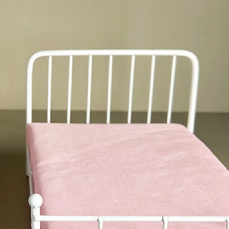 Lit élégant pour maisons poupées à l'échelle 1/12 en métal blanc robuste avec matelas oreiller inclus pour une décoration