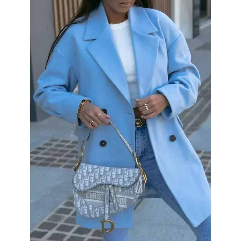 Abrigo de níquel con doble botonadura y cuello de traje de manga larga con diseño moderno que muestra abrigos con dijes personales para mujer