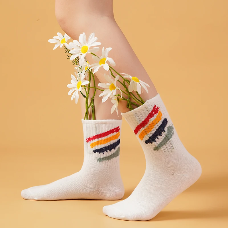 

2023 Hot Selling Autumn Women's Cute Print Socks Casual Simple Sports Style Breathable Sweat Absorbent Female Middle Tube Socks