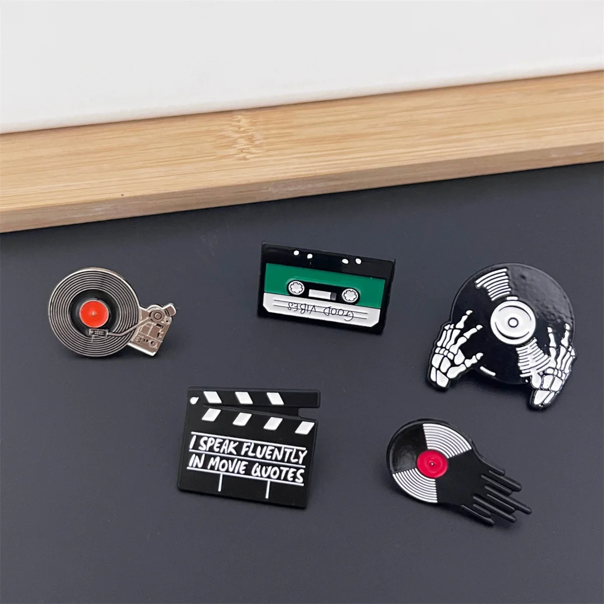 1Pc Charm Creative Black Vinyl Record Vivid Unique Tape Radio Pin Badge Trendy Cute Jewelry Accessories Party Gifts Souvenirs