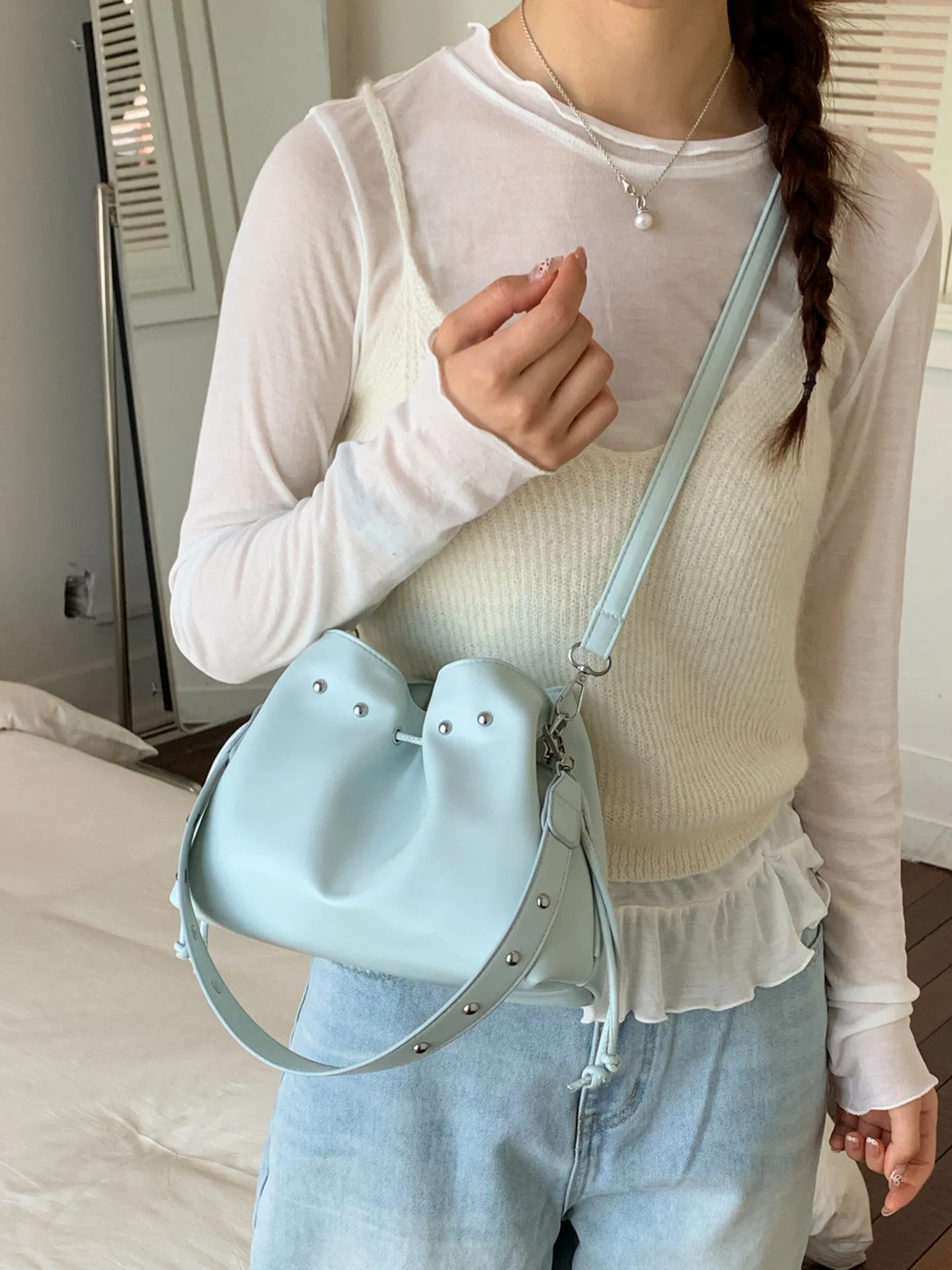 

Korean Style Pink Textured Soft Leather Drawstring Crossbody Bag Fashionable Women's Small Square Bag New Pleated Shoulder Bag