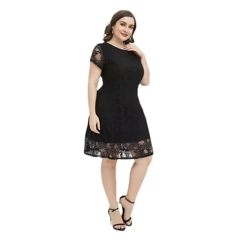 Elegancka sukienka plus size dla pulchnych sióstr z okrągłym dekoltem i wyszczuplającym wzorem