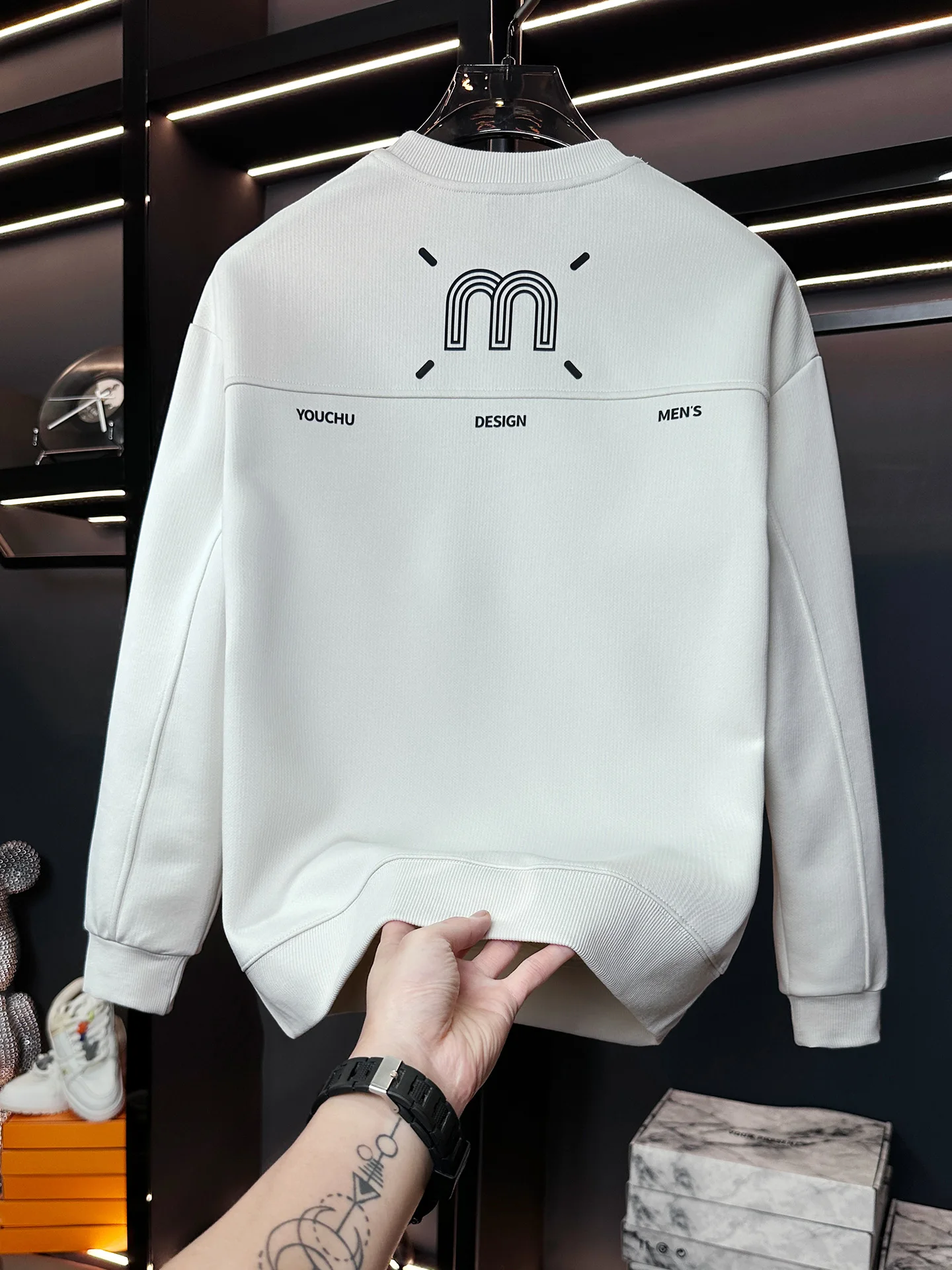 

Новая мужская толстовка 2026 года в американском стиле, свободного кроя, с круглым вырезом, с длинным рукавом, повседневная, удобная, из смесового хлопка и полиэстера, модная.