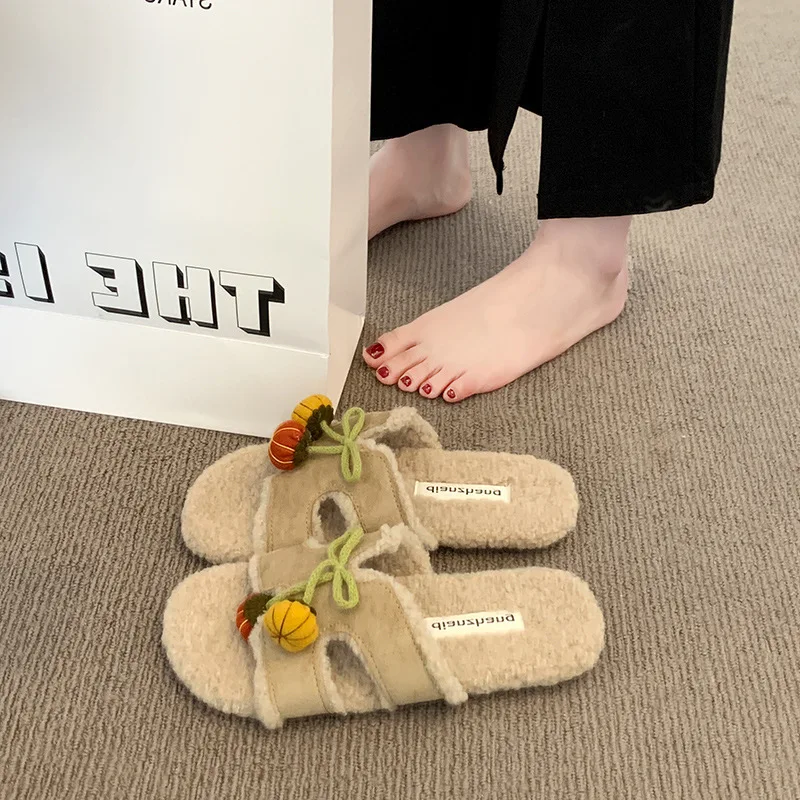 Pantoufles coulissantes en peluche pour femmes, joli pendentif citrouille, chaussures de maison antidérapantes pour l'intérieur et l'extérieur, confort plat, automne et hiver 2025