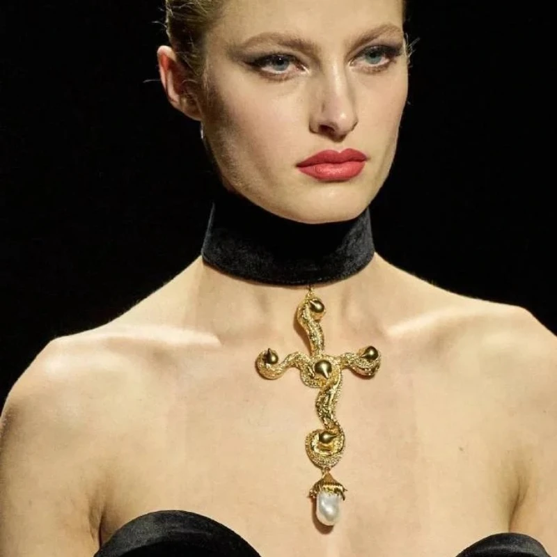

Europe Vintage Brass Gold Plated Baroque Pearl Black Velvet Necklace Women Top Quality Party Jewelry Trend