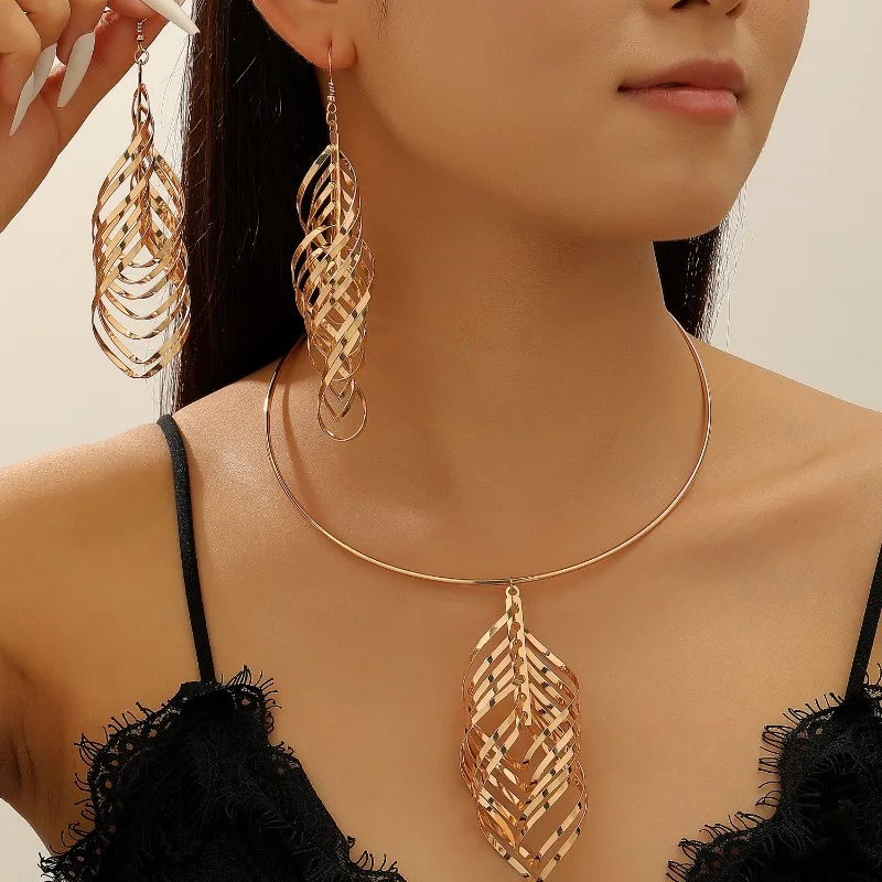 أقراط أوروبية وأمريكية بسيطة ذات مزاج زاوي كلاسيكي مع حلق هندسي محيطي مزدوج الطبقات للنساء