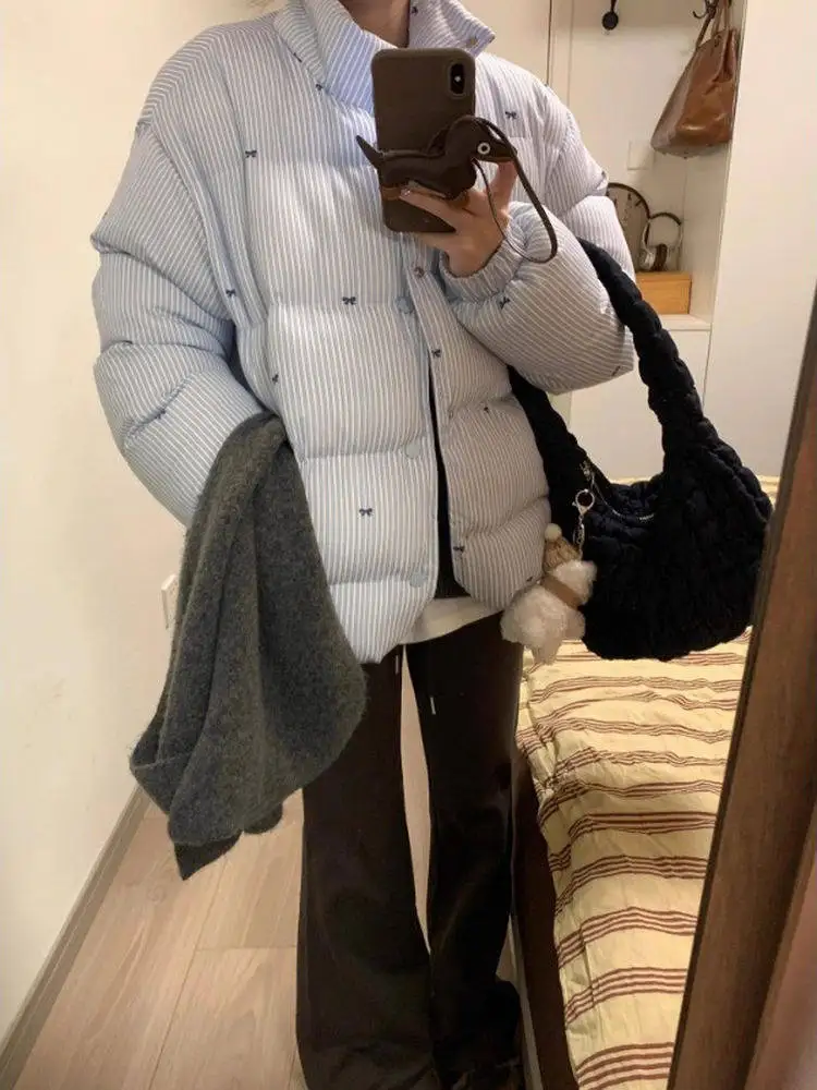 Niebieski, biały, puchowy płaszcz damski, letni, luźny krój, płaszcz ort, wzór w paski z węzłem.