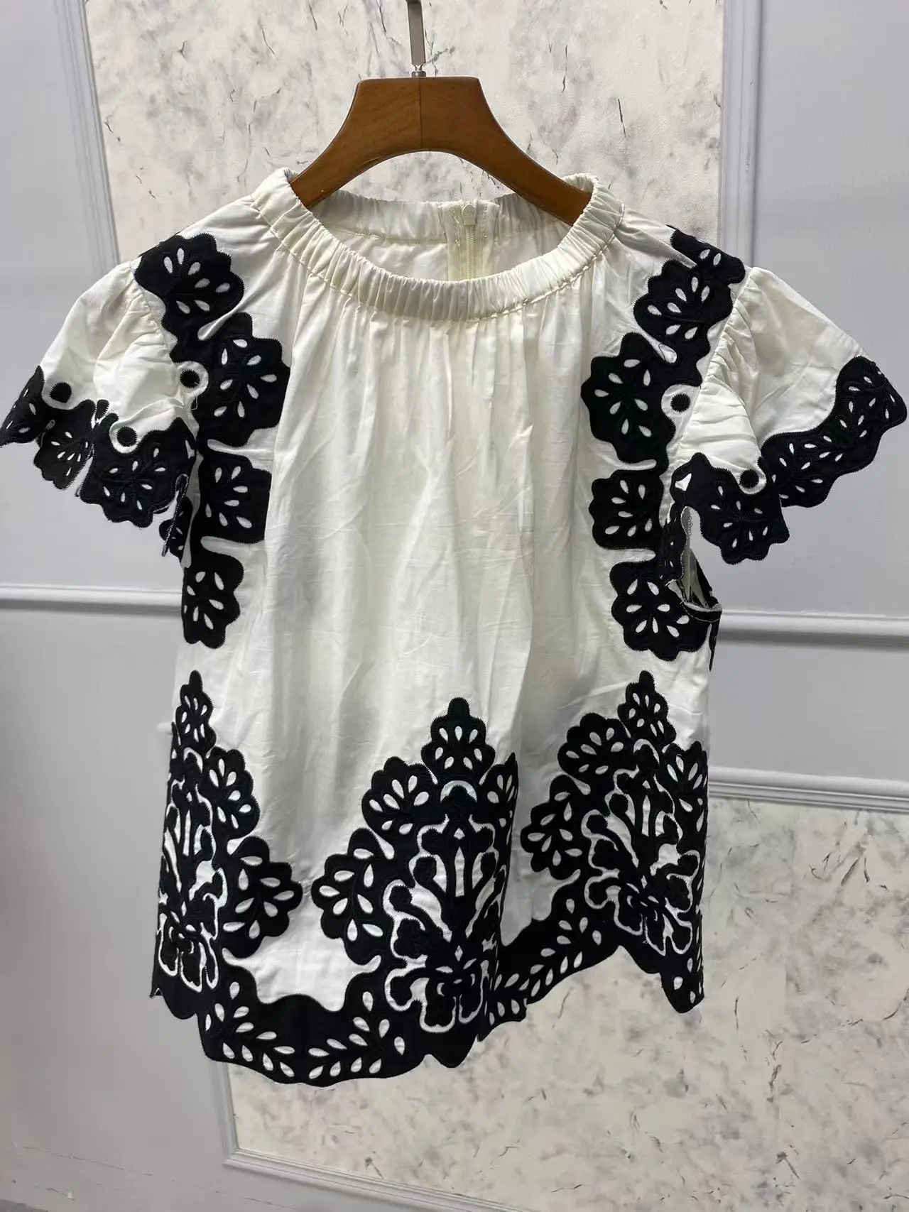 2025 Sezanes Fashion Shirt Short Sleeve Summer Vintage Black and White Applique Embroidery Elastic Round Neck Fly Sleeve T-Shirt