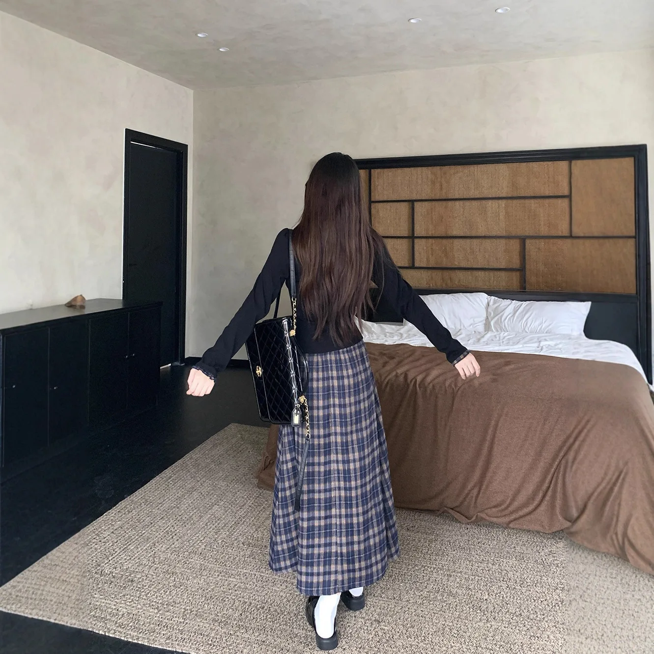 حجم كبير بالإضافة إلى حجم الزي الخريف 2025 منقوشة المرقعة بلوزة طويلة الأكمام وتنورة ميدي قطعتين مجموعة حزام كروس تصميم...