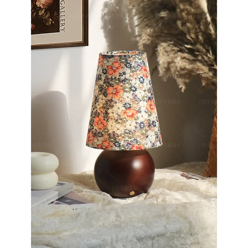 Retro floral decoration medieval desk lamp American light luxury bedroom bedside atmosphere desktop touch charging night light